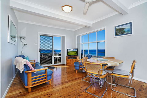 Beachcomer, Unit 1 - The Entrance, NSW - Accommodation NT 1