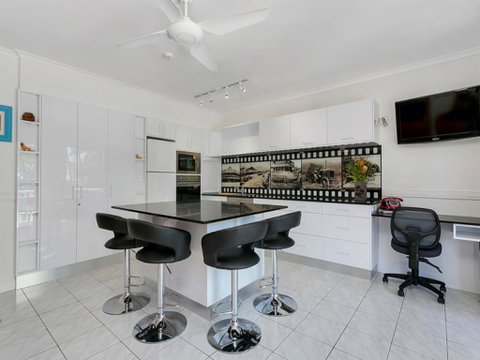 Beachfront Apartment Agincourt Clifton Beach - Accommodation NT 1