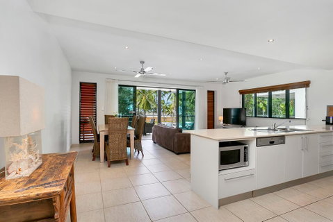 Beachfront Apartment With Ocean Views (4) - Accommodation NT 2