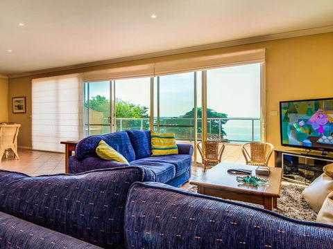 Beachfront Penthouse Cowes - Accommodation NT 3