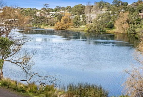 Riviera Lakeside With Uninterrupted Water Views - Accommodation NT 1