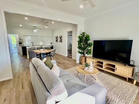 Renovated Queenslander - Upstairs 2km To Stadium - Accommodation NT 1