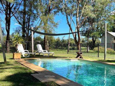 Red Tractor Retreat - Accommodation NT 2