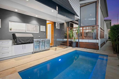 Redcliffe CBD Family Beach House - Accommodation NT 0