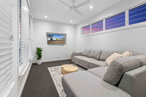 Redcliffe CBD Family Beach House - Accommodation NT 2