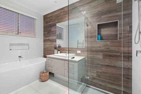 Redcliffe CBD Family Beach House - Accommodation NT 3