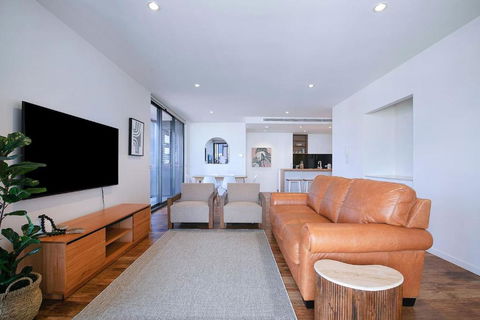 Regatta Hideaway - A Breezy Balcony Residence - NT Tourism 3