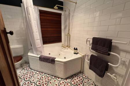 Renovated Cottage Near Cataract Gorge Launceston - NT Tourism 3