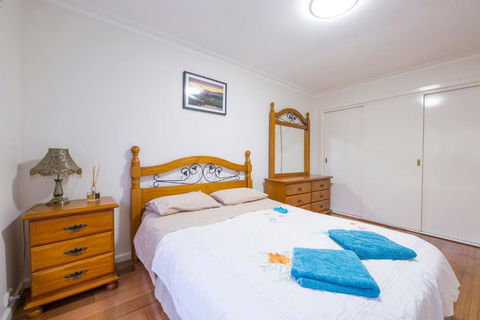 Rent Melbourne - Accommodation NT 3