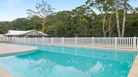 Resort Style Living With Pool, Tennis Court And Beach - Accommodation NT 1