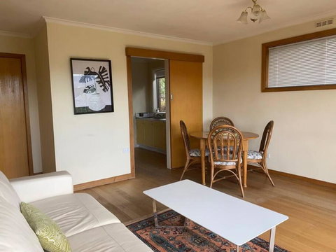 Retro Apartment Cornelian Bay - Water Views - Accommodation NT 3