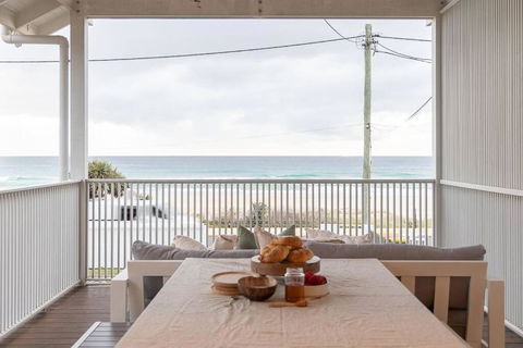 Rigi On Currumbin Beach - NT Tourism 1