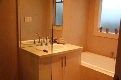 River Rock Cottage Centrally Located And Dog Friendly - Accommodation NT 3
