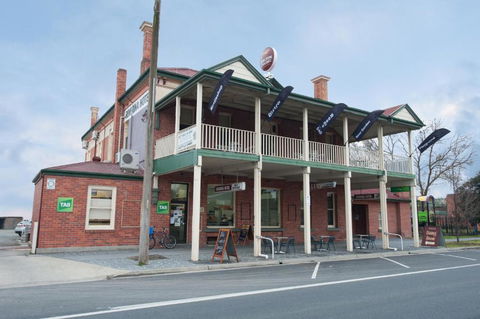 Riverina Hotel - NT Tourism 0