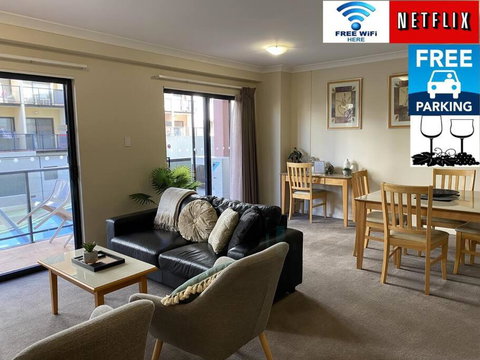 RIVERSIDE CITY VIEW PARKING NETFLIX WIFI WINE FREE - NT Tourism 0