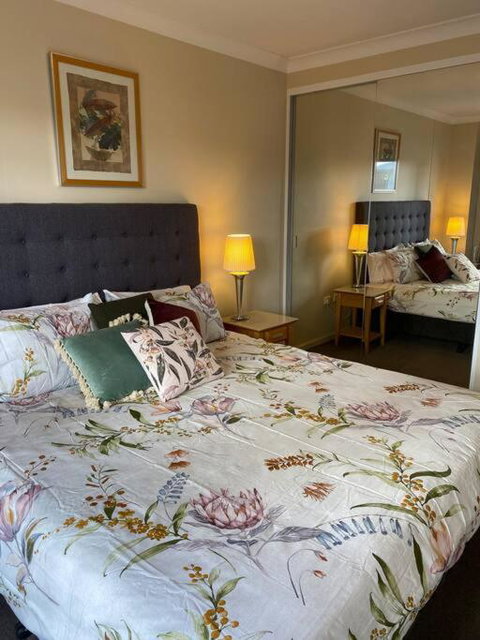 RIVERSIDE CITY VIEW PARKING NETFLIX WIFI WINE FREE - NT Tourism 1