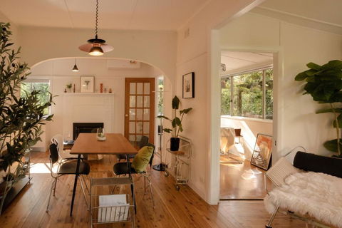 Romantic Garden Cottage With Home Cinema - NT Tourism 1