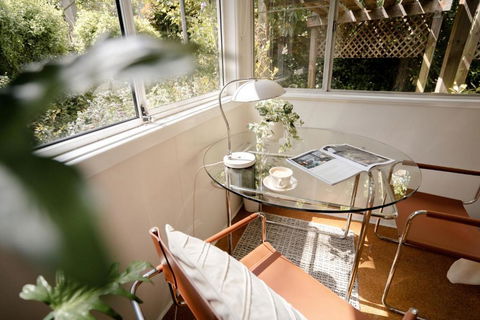 Romantic Garden Cottage With Home Cinema - NT Tourism 0