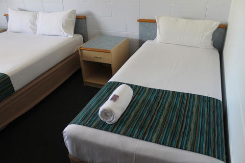 Rocky Glen Hotel Motel Gladstone - NT Tourism 3