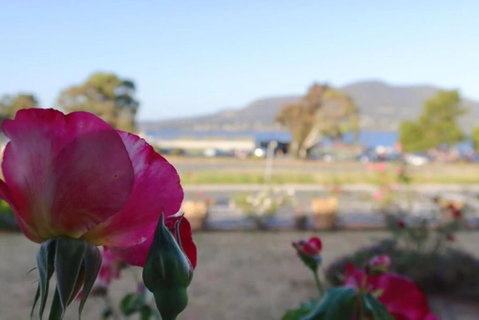 Rose Retreat With Water Front View At Montrose - Accommodation NT 3