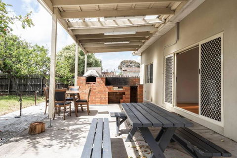 Rosebud Reset - A Beachside Group Getaway - Accommodation NT 3