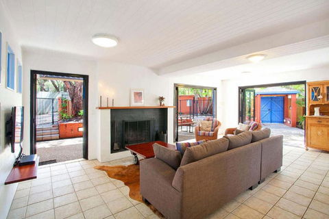 Ross Cres Spacious Private Beach House - Accommodation NT 1