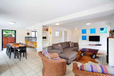Ross Cres Spacious Private Beach House - Accommodation NT 2