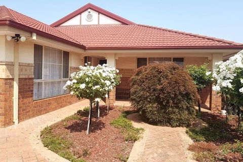 Roxy - A Spacious Cosy Getaway - Near Mel Airport - Accommodation NT 1