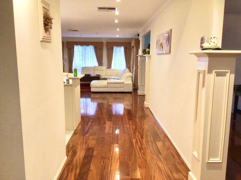 Roxy - A Spacious Cosy Getaway - Near Mel Airport - Accommodation NT 3