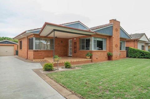 Roycox Cottage - Charming Escape, Fireplace - Accommodation NT 3