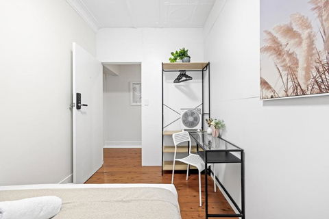 Rustic Double Room - Nearby Stations & Stores - Shared Bathroom - Accommodation NT 3