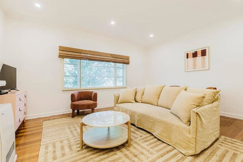 Salmon Calm - Trendy Velvet Allure By Albert Park - NT Tourism 2