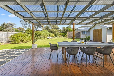 Salt Air Beach Retreat - 280m Walk To Foreshore, Check Out 5pm Sunday! - Accommodation NT 2