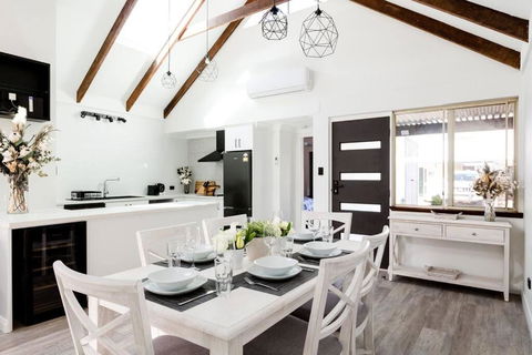 Salt & Pepper; Beautiful Town House In Margs! - Accommodation NT 0