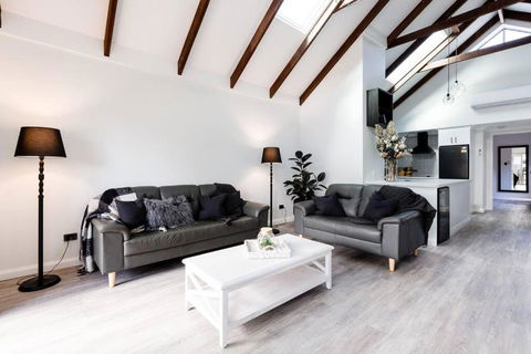 Salt & Pepper; Beautiful Town House In Margs! - Accommodation NT 1