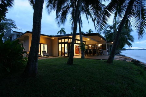 Sandcastle Retreat - Absolute Cairns Beachfront - Accommodation NT 2