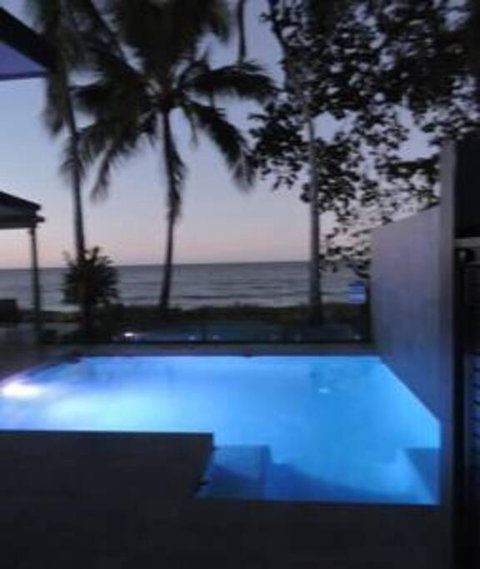 Sandcastle Retreat - Absolute Cairns Beachfront - Accommodation NT 1