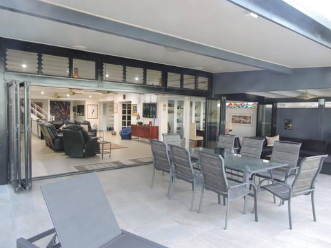 Sandcastle Retreat - Absolute Cairns Beachfront - Accommodation NT 3