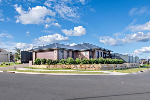 Sandstone - Family Entertainer, Refined Living - NT Tourism 3