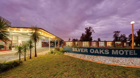 Silver Oaks Motel - NT Tourism 0