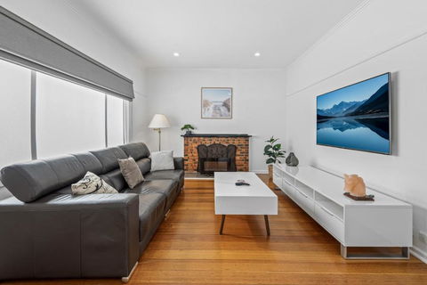 Spacious 3-Bed With Outdoor Dining Near Airport - NT Tourism 0