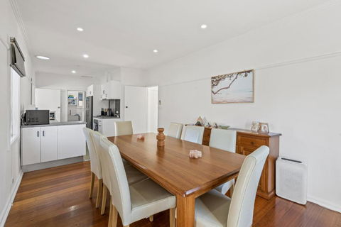 Spacious 3-Bed With Outdoor Dining Near Airport - NT Tourism 2