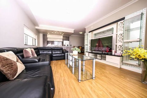 Spacious 3bed Apt With Pool & Gym Near Parramatta - NT Tourism 3