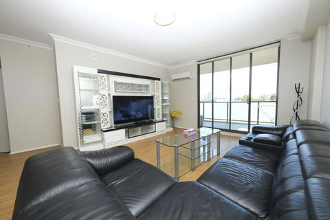 Spacious 3bed Apt With Pool & Gym Near Parramatta - NT Tourism 0