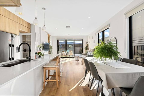 Spacious Urban Oasis In Throsby Canberra - NT Tourism 0