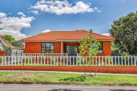StayAU Spacious 4BR Family Home In Surrey Hills - Accommodation NT 2