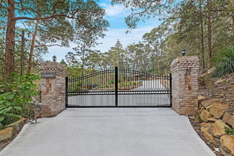 Stunning Peaceful Holiday Haven With Waterfall - Accommodation NT 2