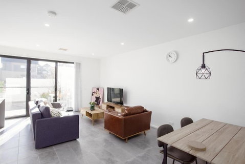 Stylish 3 BR Townhouse At Moncrieff Close To Playground - NT Tourism 0