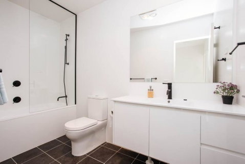Stylish 3 BR Townhouse At Moncrieff Close To Playground - NT Tourism 1