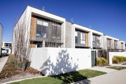 Stylish 3 BR Townhouse At Moncrieff Close To Playground - NT Tourism 2